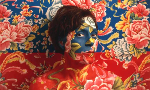 سلف پرتره‌هایی از رنگ‌ها و طرح‌های پارچه‌ای از سسیلیا پارادس