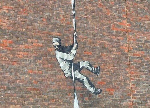 نقاشی دیواری بر زندان توسط بنکسی