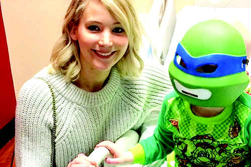 جنیفر لارنس شب کریسمس را با کودکان بیمار گذراند