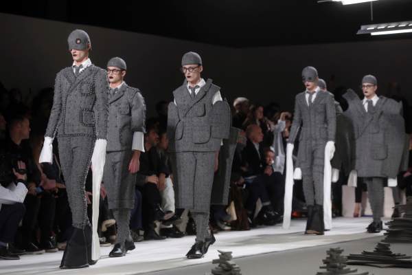 تحلیل وضعیت گفتمان چندجسمی در اجرای پاییز زمستان 2017-2018 توم براون